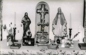 A sublóton elhelyezett vallási tárgyak és fényképek az 1987-ben megnyílt kiállításon